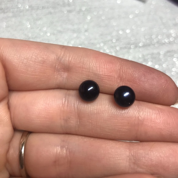 🌟 Black Freshwater Pearl Stud Earrings - Picture 2 of 3